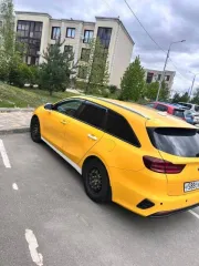 KIA Ceed 2019 года, VIN XWEH4816BK0001072, госномер У588ОХ799. Желтый цвет (в пленке), состояние удовлетворительное (после такси). Находится в залоге у ПАО Банк Зенит.