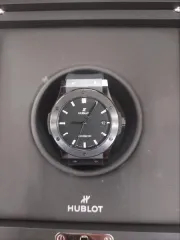 Наручные часы Hublot Classic Fusion Ceramic в специальном футляре. Корпус часов изготовлен из керамики черного цвета, механизм автоматический, циферблат матовый черного цвета, ремешок из резины (каучук) черного цвета. Безель инкрустирован 6 металлическими H-образными винтами. На циферблате имеется…