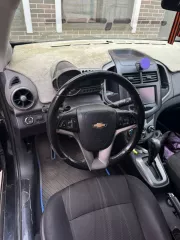 Шевроле KL1T (Aveo) 2014 года выпуска. VIN: XUFTA69EJEN024329. Цвет кузова: черный металлик. Объем двигателя: 1598 см³, мощность: 116 л.с. Экологический класс: 4. Тип: легковой седан. Пробег: 149 054 км. Транспортное средство находится в залоге ПАО «Совкомбанк».