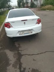 Volga Siber 2010 года, белый цвет. VIN: X96ERB6X4A0004362, ПТС: 52 MX 051678, госномер: Е283УА38. Изготовитель: Россия. Бензиновый двигатель объемом 2429 куб. см, мощность 143 л. с. (105 кВт), экологический класс 4. Максимальная масса 1950 кг, масса без нагрузки 1480 кг.