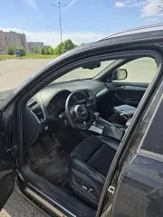 Audi Q5, 2015. Автомобиль AUDI Q5, 2015 г.в. Идентификационный номер (VIN): WAUZZZ8R6GA089983, тип двигателя: бензиновый на бензине, мощность (кВт/л.с.) 169.2/230.0, тип транспортного средства: легковой универсал, цвет кузова (кабины): черный.