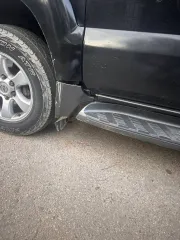 Toyota Land Cruiser 2004 года выпуска. VIN JTEBZ29J700016147. Находится в залоге у ПАО «Совкомбанк».