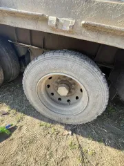 Полуприцеп с бортовой платформой ВАН, 1993 г.в., г/н АВ402203, номер шасси (рамы): 72819, цвет серый. На правой стороне отсутствует борт.