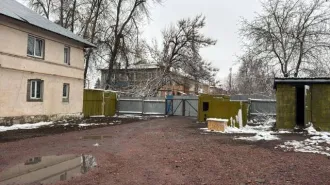 Дом 898 м² и участок 2072 м² в Ростовской области, г. Гуково, ул. Баранова, д. 7. Здание общежития, назначение: жилое, общей площадью 898 кв. м., инвентарный номер 4159, литер А, кадастровый номер 61:49:0010360:194. Земельный участок площадью 2072 кв.м, кадастровый номер 61:49:0010360:1. Движимое…