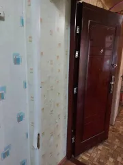 1/5 доля квартиры 37.8 кв.м и 1/5 доля земельного участка 893 кв.м в Тульской области, Куркинский район, дер. Шаховское, пер. Школьный, д.2, кв.2. Квартира жилая, 1 этаж. Кадастровые номера: 71:13:010307:442 (квартира), 71:13:010307:498 (земельный участок).