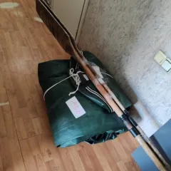 Надувное маломерное плавательное средство Kantegir зеленого цвета с двумя деревянными веслами, один комплект. Бывшее в употреблении, со следами эксплуатации: царапины, потертости, загрязнения. Сопроводительные документы отсутствуют. Реализуется в качестве годных остатков.