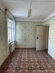 Административное здание 186,8 кв.м и участок 284 кв.м, Красный Кут, Саратовская область. Земельный участок площадью 284 кв.м (реестровый номер федерального имущества П11640000236, кадастровый номер 64:17:190312:13) с расположенным на нем объектом недвижимости - нежилое двухэтажное административное…