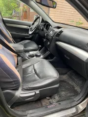 KIA Sorento, 2009. Автомобиль KIA Sorento (XM), 2009 г.в., VIN KNAKU811DA5010336. В рабочие дни приема заявок можно ознакомиться с информацией и документами с 12.00 до 14.00 по адресу 660049, г. Красноярск, ул. Урицкого, д. 61, оф. 3-19. Адрес для корреспонденции: 660049, г. Красноярск, ул…