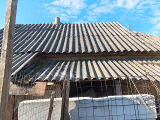 Доля дома 58,5 м² и участка 3000 м² в Курской области. 1/2 доля жилого дома, площадь 58,5 кв.м., назначение: Жилое помещение, количество этажей: 1, адрес (местонахождение): Россия, обл Курская, р-н Железногорский, с/с Михайловский, Ратманово, дом 39, кадастровый номер: 46:06:120901:263. Находится в…