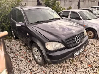 Mercedes-Benz ML 320 1999 года, государственный номер М250ХЕ763, VIN WDC1631541A090055. Ключи имеются. Транспортное средство имеет видимые дефекты: коррозия всех элементов кузова, повреждения ЛКП. Повреждение правой стороны кузова. Разрушение заднего бампера. Деформации правого переднего крыла и…