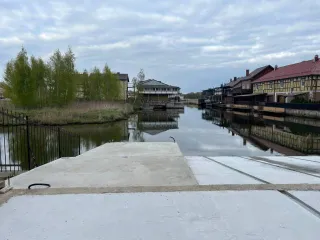 Эллинг 180 кв.м в Калининградской области на территории ВМК "Сокол", номер 288. Кадастровый номер: 39:18:010029:260. Здание нежилое, состоит из двух равных долей по 1/2.