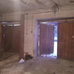 нежилое здание гаража площадью 67,1 кв. метра  с кадастровым номером 66:09:0401008:493, расположенное по адресу: Свердловская область, район Верхотурский, г. Верхотурье, ул. Воинская, д. 2, и земельный участок, на котором расположено здание, с кадастровым номером 66:09:0401008:1046 площадью 173,0…