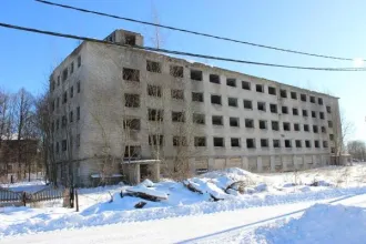 Нежилое здание 887,6 кв.м, участок 4168 кв.м, Ленинградская область. Нежилое здание (объект незавершенного строительства), площадь застройки 887,6 кв.м. с кадастровым номером 47:22:0000000:13761, расположенное на земельном участке площадью 4168 кв.м. с кадастровым номером 47:22:0215004:51…