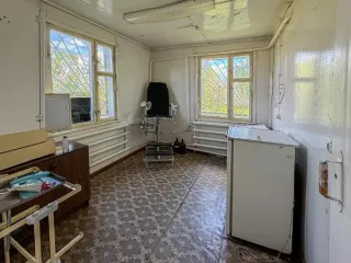 Нежилое здание площадью 88,5 кв. м и земельный участок площадью 867+/-10 кв.м. по адресу: Нижегородская область, г. Арзамас, микрорайон Кирилловский, линия 17-я, д. 1. Кадастровые номера: 52:40:0404001:2993 (здание), 52:40:0404001:2633 (земельный участок). Назначение здания: нежилое, 1 этаж…