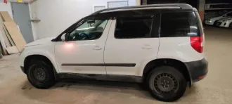 Skoda Yeti 2012 года, госномер У634СУ77, VIN: TMBLB65L9C6064231. В рабочем состоянии, видимых повреждений нет. Имеется трещина на лобовом стекле и сколы краски по кузову. Ключи зажигания присутствуют. Техническое состояние транспортного средства не проверялось.