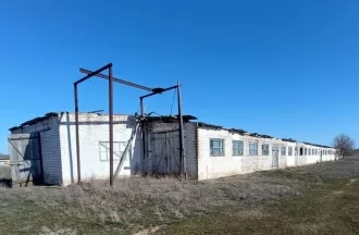 Здание кад. № 26:09:020901:8, пл. 1488.60 кв. м. по адресу СК, Туркменский район, с. Камбулат, МТФ №2.