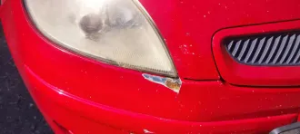 Mitsubishi Colt 2003 года выпуска, легковой автомобиль комби (хэтчбек). Цвет красный, VIN: Z27A0009191. Имеются повреждения колёс (шин), элементов ходовой части, стекол, фар, указателей поворота, стоп-сигналов и других стеклянных элементов, включая зеркала, а также царапины, сколы, потертости…