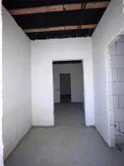 Жилой дом 126.5 м² и участок 1000 м² в Надеждинском районе по адресу: Приморский край, п. Соловей Ключ, ул. Волгоградская, 15. Земельный участок забором не огорожен, кроме дома на участке ничего нет. Жилой дом в недостроенном состоянии, возведены стены, крыша, установлены стеклопакеты, проложен…