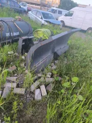 Мини-погрузчик Bobcat S850 заводской номер ACSL11164 Навесное оборудование щетка с бункером Sweeper Bucket 84 серийный номер А00А01354 снегоуборочный отвал V-Blade 84 серийный номер 084001021 угловая метла Angle Broom 84 серийный номер 231416282