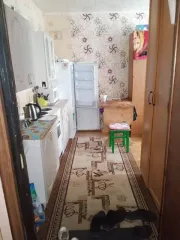 Доля 1/3 в комнате 18,2 м² по адресу: Россия, Республика Коми, г. Сыктывкар, пгт. Краснозатонский, ул. Ломоносова, дом 50, комната 125, кадастровый номер: 11:05:0401011:1118. В ЕГРН имеется непогашенная ипотека в пользу физического лица; возможна регистрация несовершеннолетних.
