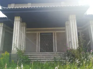 Имущественный комплекс: Московская область, город Клин, деревня Тиликтино, СНТ "Альпийские луга", дом 34, строение 1, площадью 24,9 кв. м, кадастровый номер 50:03:0050380:5803; земельный участок площадью 1000 кв. м, кадастровый номер 50:03:0050380:2130.