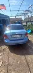 Chevrolet Aveo 2004 года, голубой. VIN: KLASF69A14B180020, ПТС: 77584067, госномер: С851МР09. Произведен в Корее. Двигатель бензиновый, модель F19S3, мощность 82,96 л.с. Кузов: KLASF69A14B180020. Разрешенная максимальная масса 1500 кг, масса без нагрузки 1080 кг.