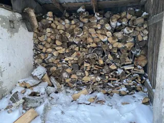 Береза колотая 43.028 м³ в виде поленьев. Количество и породный состав древесины: береза колотая 43.028 куб.м.