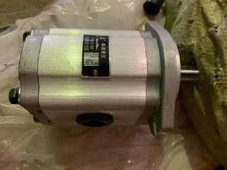 Компоненты, поставляемые в качестве сменных (запасных) частей для послепродажного технического обслуживания автотранспортных средств радиатор печи автомобильный (артикул ZMS6171-72026-M) крепления ножей редуктор диски сцепления плита шарико-винтовая передача, каретка шкворень клапан впускной…