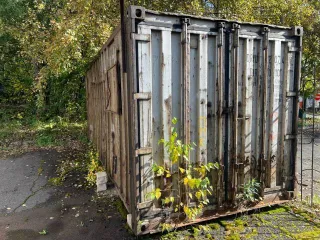 Контейнер, цвет – серый, инвентарный номер – отсутствует, год выпуска не установлен (местонахождение: г. Ижевск, Удмуртская Республика)