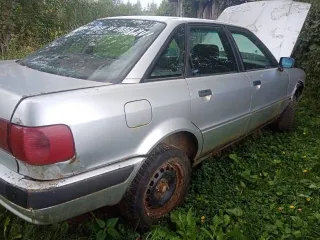 Audi 80 1992 года выпуска, VIN WAUZZZ8CZNA194060, цвет белый (серебристый), двигатель отсутствует.