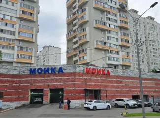 Машино-место площадью 22,2 кв.м в Москве по адресу: Краснобогатырская улица, дом 9, подвал 3, помещение I, комната 96 (м/м 341). Кадастровый номер: 77:03:0002020:4788.