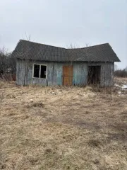 Нежилое здание (кад. номер 40:24:110102:60, пл. 70,6 кв.м., адрес: Калужская обл., Юхновский р-н, д. Кулиги, д. 7) и земельный участок под здание магазина (кад. номер 40:24:110102:45, площадью 200 кв. м., адрес: Калужская обл., Юхновский р-н, д. Кулиги, д. 7)
