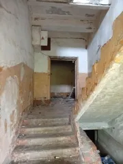 Казарма на 600 человек 3521.1 кв.м Хабаровский край Здание с кадастровым номером 27:08:0010618:193 площадь 3521.1 по адресу Хабаровский край, р-н. Имени Лазо, р.п. Переяславка,  ул. Авиаторов, д. 9 
Год ввода в эксплуатацию: 1979 
Количество подземных этажей : 0 
Вид ограничений и обременений: нет…