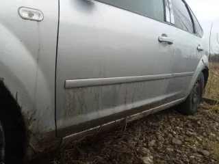 Ford Focus 2006 года, 125 л.с., пробег 450000 км, VIN WF05XXGCD56M26822. Находится в неисправном состоянии: отсутствует аккумулятор, неисправен двигатель, отсутствует радиатор, снят коллектор.