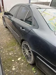 Mercedes-Benz E320 2002 легковой автомобиль седан Mercedes-Benz E320, 2002 г.в., г/н A947CX124, VIN WDB2110651A017663, номер кузова WDB2110651A017663, номер двигателя 11294931 213200, цвет синий. Рабочее состояние не проверялось, по кузову имеются незначительные потёртости ЛКП. Обременения: залог…