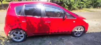 Mitsubishi Colt 2003 года выпуска, легковой автомобиль комби (хэтчбек). Цвет красный, VIN: Z27A0009191. Имеются повреждения колёс (шин), элементов ходовой части, стекол, фар, указателей поворота, стоп-сигналов и других стеклянных элементов, включая зеркала, а также царапины, сколы, потертости…