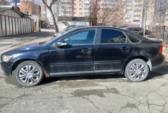 Volvo S40, 2007, черный, 141 734 км, 1 596 МТ (99,96 л.с.), бензин, передний, VIN YV1MS204282363187, седан, в нерабочем состоянии, разбито лобовое стекло, вмятины на правой стороне кузова и дверях, отломлено правое боковое зеркало, множественные повреждения кузова коррозией, багажник не…