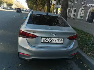 Hyundai Solaris 2017 года выпуска, седан, серебристого цвета. Государственный номер Е905УУ154, VIN: Z94K241CBJR063867. Имеются обременения в виде обеспечительных мер (залог), наложенные на основании определения Дзержинского районного суда г. Новосибирска от 10.08.2020.