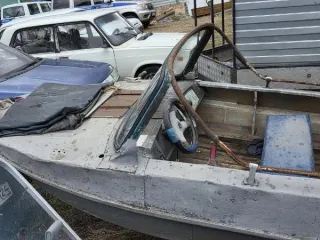 Моторная лодка "Обь-М" с мотором YAMAHA-40, Туруханский район. Бортовой № ВР0281RUS24, идентификационный № 48230, подвесной лодочный мотор YAMAHA-40 заводской № 66ТК1082687, комплектность и состояние не проверялась, имущество обращено в доход государства, документы отсутствуют. Вид водного…