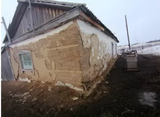 Жилой дом Тип имущества: Жилой дом (в аварийном состоянии) Площадь дома: 51,7 кв.м Этажность: 1 этаж Год ввода в эксплуатацию: 1950 Материал наружных стен: Лёгкие из местных материалов  Кадастровый номер: 22:40:060356:16 Адрес: 658846, Россия, Алтайский край, г. Славгород, с. Знаменка, ул…