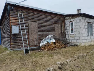 Земельный участок площадью 1169 +/- 12 кв.м., размер доли: 1/2 кадастровый номер: 62:27:0011107:10 и расположенный на нем 
Жилой дом площадью 73.3 кв.м. размер доли: 1/2 кадастровый номер: 62:27:0011107:64 Находится в долевой собственности
По адресу: обл. Рязанская, г. Сасово, Малышева, д. 24