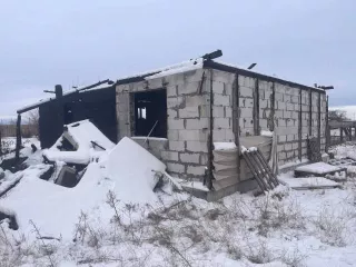 Земельный участок площадью 1201 кв.м. Россия, Респ Хакасия, р-н Усть-Абаканский, п Ташеба, ул Славная, 27, кадастровый номер: 19:10:140502:1021. На участке расположен дом, пострадавший от пожара.