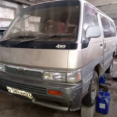Nissan Caravan, 1982 года, 85 лс, 150000 км, номер кузова ARME24015541, гос. номер У589АМ27. Техническое состояние транспортного средства: не на ходу, не исправна автоматическая коробка передач, двигатель требуется ремонт; по кузову многочисленные следы сквозной коррозии.