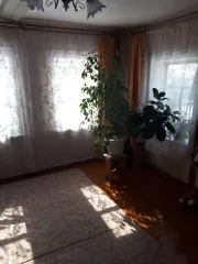 1/2 доли жилого дома и земельного участка, 47,7 кв.м + 2100 кв.м, Омская область, Тарский р-н, п. Атак 1/2 доля в праве на жилое здание, площадь: 47,7кв.м., кадастровый номер: 55:27:130201:197 и 1/2 доля в праве на земельный участок, площадь: 2100кв.м., категория земель: Земли населенных пунктов…