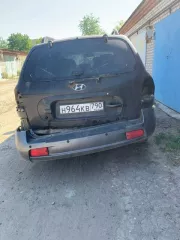 Hyundai Santa FE 2.7 GLS, 2004 года выпуска, г/н  Н964КВ790, VIN  KMHSC81DP4U714315, цвет белый  серебристый  мощн. двиг. л.с.  кВт  173  127 , объем двигателя, см.куб. 2656, ПТС 77 ТС 281528 Наименование собственника: Лукьянец Антон Владимирович