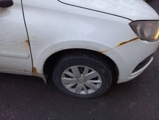 LADA 219010 LADA GRANTA. Год выпуска: 2019. VIN: XTA219010K0591052. Цвет кузова: Белый. Объем двигателя: 1596 см³. Мощность: 64 кВт / 87 л.с. Экологический класс: 5. Тип: Легковой седан. Автомобиль на ходу. Под замену задние тормоза (колодки, барабаны, цилиндры выжимные). Замена задней подвески в…