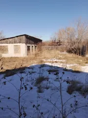 Дом 30.8 кв.м, участок 1200 кв.м, Курганская обл., Звериноголовский район, с. Круглое, ул. Озерная, дом 13. Дом частично разрушен, требует ремонтных работ. Кадастровый номер дома: 45:05:010801:1029, участка: 45:05:010801:973.