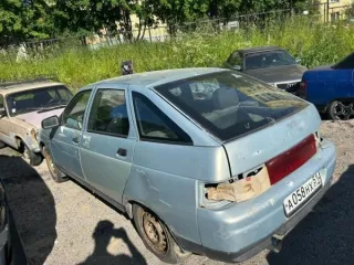 ВАЗ-21124 2004 года выпуска, государственный регистрационный знак А058НХ51. VIN: XTA21124050272392. Многочисленные трещины и сколы на переднем и заднем бамперах. Глубокая коррозия металла, в том числе сквозная, а также незначительные вмятины по всему кузову. Задние световые приборы разбиты…