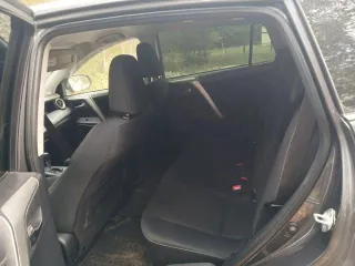 Toyota RAV4 2014 года, 146 лс, полный привод, АКПП. Номер двигателя 3ZR 6001150; VIN: JTMZDREV90J001677. Состояние кузова (внешний осмотр): вид спереди: бампер, решётка радиатора, капот, оптика — на общем ракурсе видимых повреждений не выявлено; на капоте и лобовом стекле — опавшая листва. Вид…