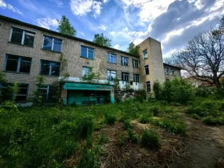 Здание школы, спальный корпус, гараж, веранда, склад, 3686,3 кв.м, Орловская область Имущественный комплекс, расположенный на земельном участке: Здание 3-х этажной школы и 2-х этажного спального корпуса, назначение: нежилое, общая площадь 2935,4 кв.м., количество этажей 3 в том числе подземных 0…
